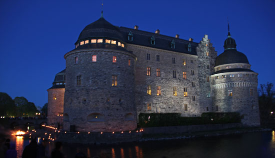 Örebro slott i kvällsmörker.
