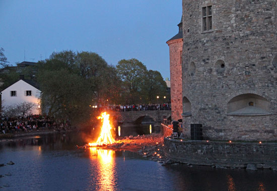 Valborgsmässoeld vid Örebro slott.