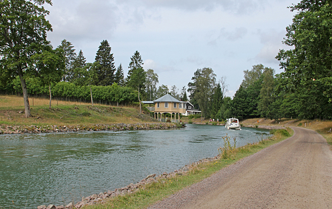 Bakom den här kröken av Göta kanal närmar sig Borensberg.