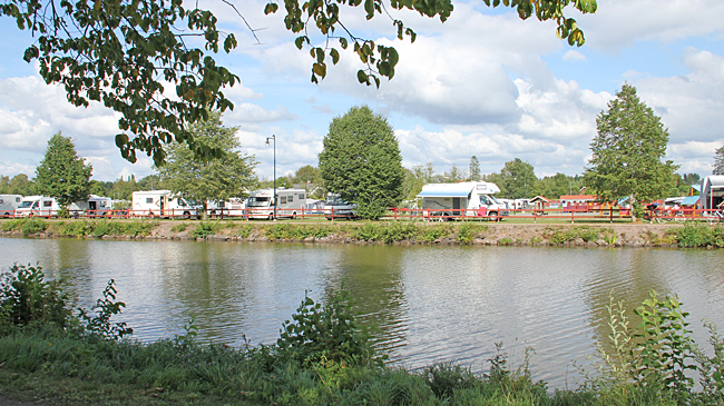 Töreboda camping & bad vid Göta kanal.
