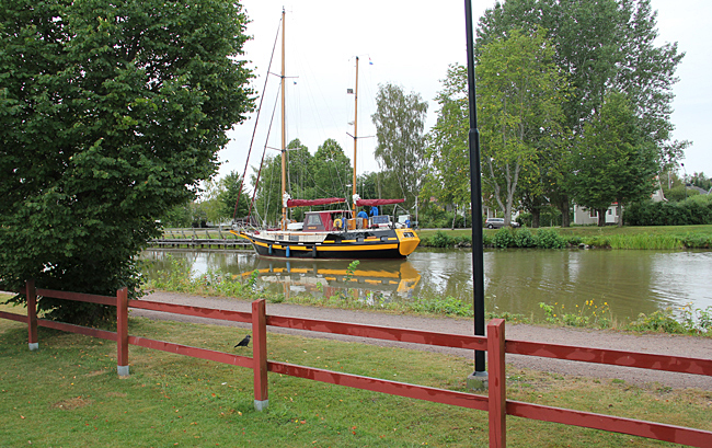 Utsikt mot kanalen från Töreboda camping.