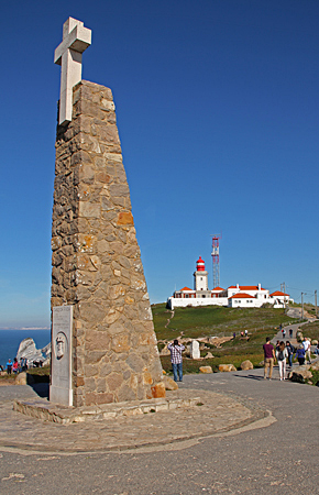 Monument som förklara Cabo da Roca som västligaste punkten på den europeiska kontinenten.