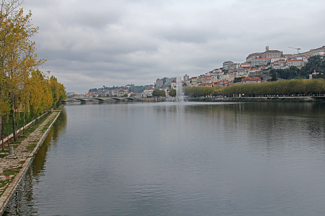 Coimbra ligger vackert vid Mondegofloden.