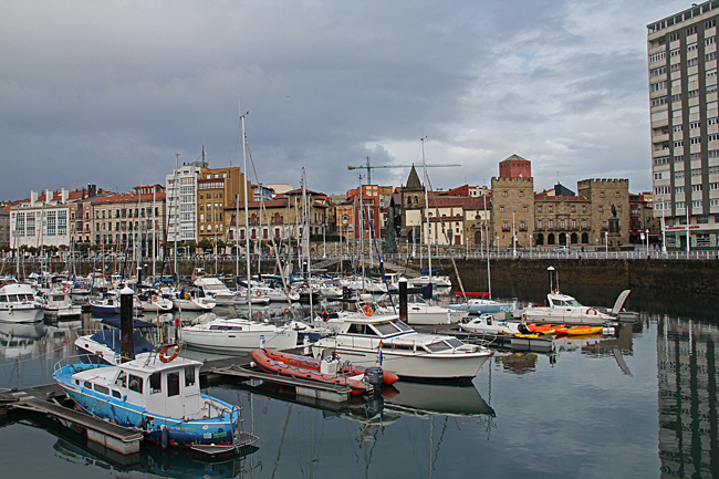 I Gijón ligger småbåtshamnen direkt vid centrum.