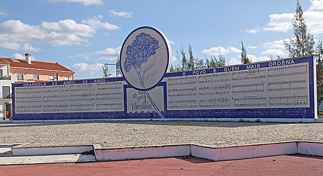 Monument till minne av Revolutionen 25 April 1974 
