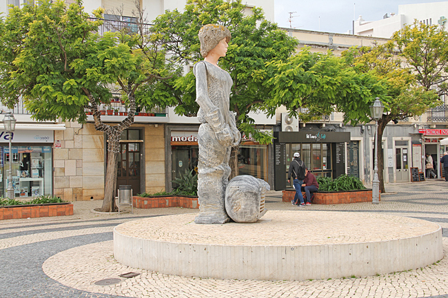 Staty av Dom Sebastio på torget Praca Gil Eanes.