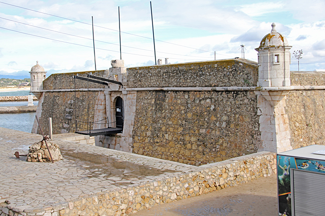 Forte da Ponte da Bandeira, byggdes på 1700-talet för att bevaka hamninloppet.