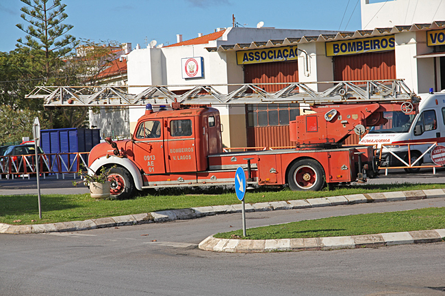 En gammal brandbil pryder infarten till brandstationen.