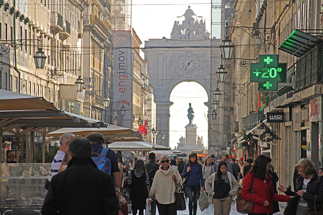 Affärsgatan Rua Augusta med Arco Triunfal i bakgrunden.