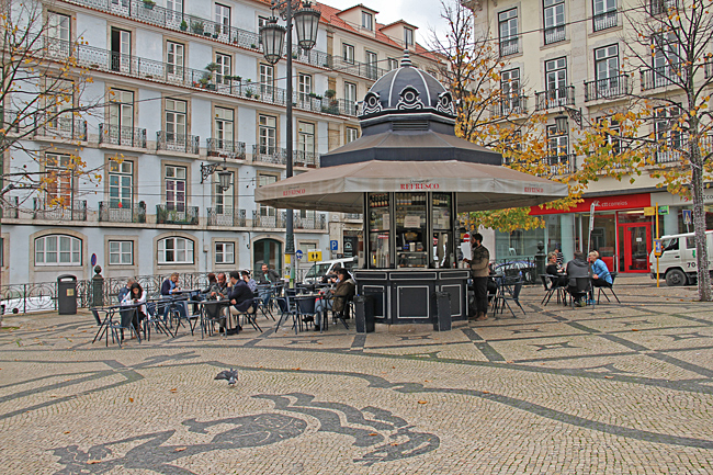 Det finns många torgcafeér i Lissabon.