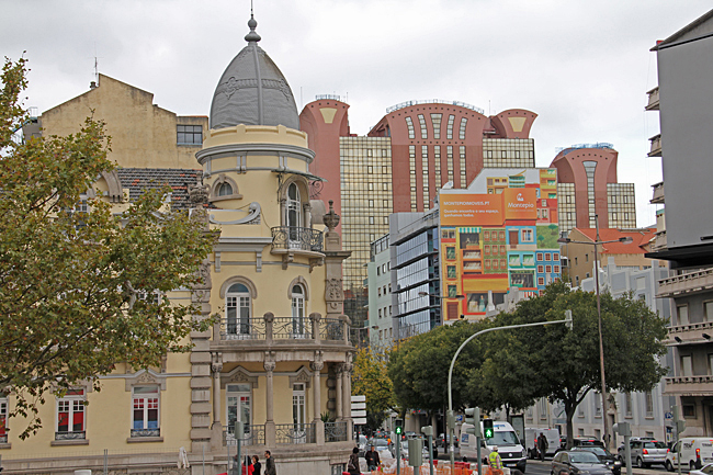 Gammalt och lite nyare arkitektur möts på många ställen i Lissabon.