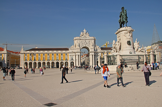 I slutet av Rua Augusta når man Arco Triunfal och dess torg Praça Do Comercio där Ryttarstatyn finns.