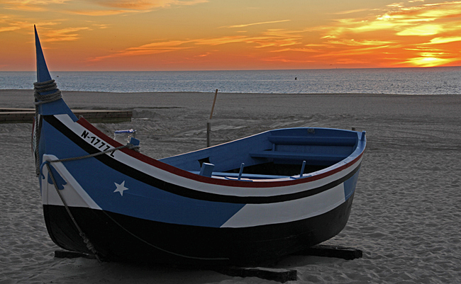 En fiskebåt från förr i solnedgången.