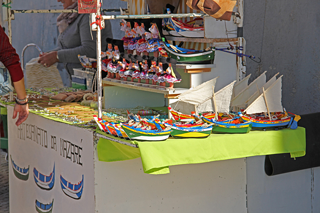 De för Nasaré typiska fiskebåtarna säljs som handslöjdade miniatyrer.
