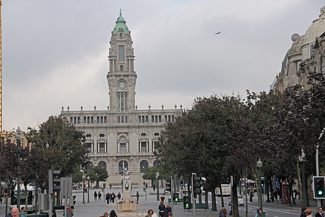 Câmara Municipal do Porto med 70 meter högt klocktorn. 