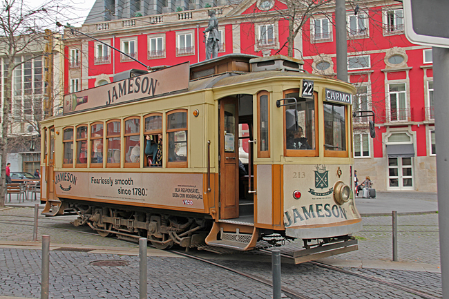 Gammal spårvagn trafikerar Portos gator.