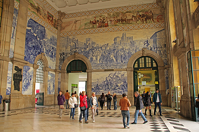 Den 100 år gamla stationen har en katedralliknande vänthall som är smyckad med 20 000 kakelplattor som i blåskimrande storbildsformat berättar om Portugals historia.