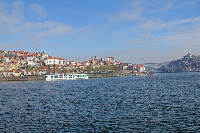 Portos hus klättrar uppför den norra sidan av Douro River.