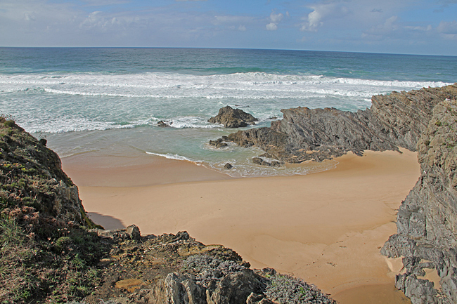 Kusten har mycket klippor blandat med sandstränder.