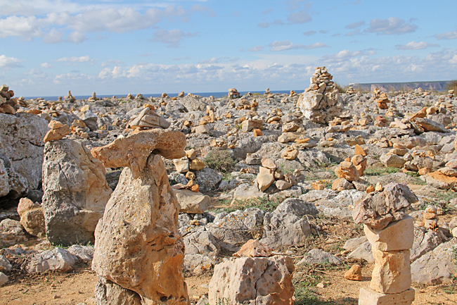 På ett par ställen längs promenadslingan finns det massor av små stenskulpturer. Troligen skapade av besökare genom åren.