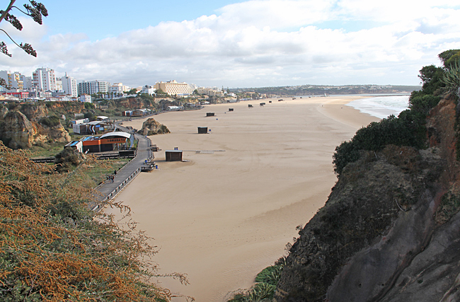 Den härliga Praia da Rocha stranden, med trätrottoaren.