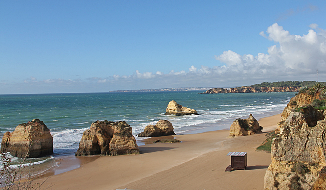 Mot väster finns en del klippor på stranden.