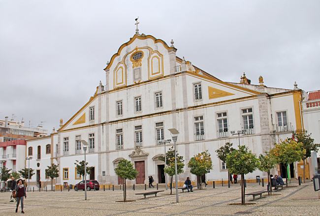Igreja do Colégio, Portimão, Algarve byggdes 1660 och finansierades av en affärsman som blivit rik på affärer i Orienten med villkoret att han fick begravas innuti.