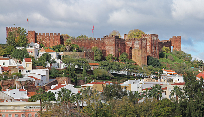 Den röda sandstensborgen Castelo de Silves byggdes främst under morernas tid, men den har också tjänat som kristen fästning och senare även som fängelse.