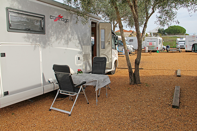 Så här ser vår boplats ut just nu på Algarve Motorhome Park.