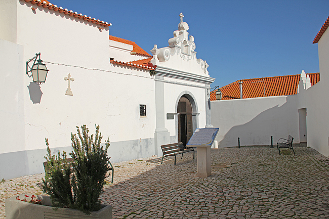 Det lilla Capela dos Ossos som finns på sidan av kyrkan är byggt på 1600-talet.