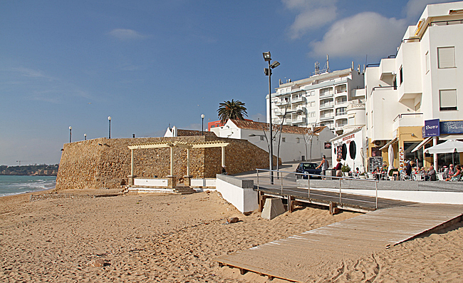 Fortaleza de Armação de Pêra sett från strandpromenaden.
