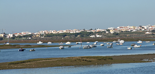 Kusten utanför Faro bestående av öar, kärr, kanaler och sandiga stränder.