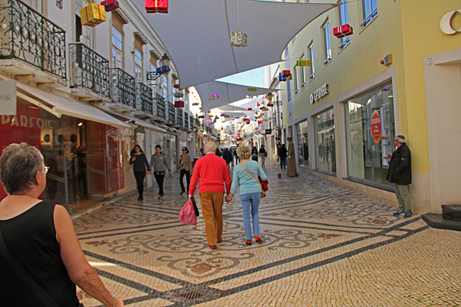 Shoppinggatan Rua Santo António med vacker stenbeläggning, varifrån det utgår gågator även åt sidorna, med butiker och restauranger.