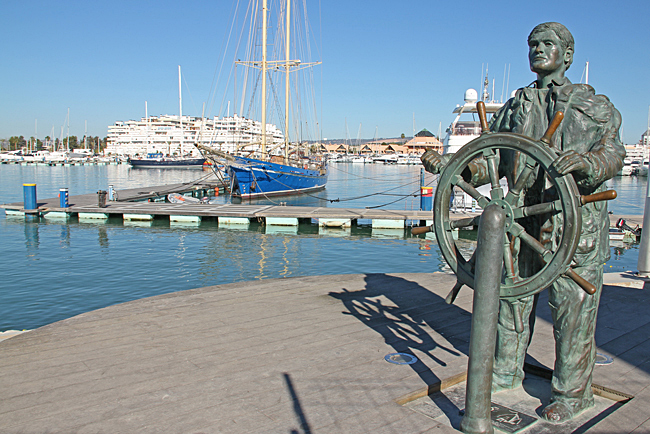 Vid inloppet till hamnbassängen finns denna staty.