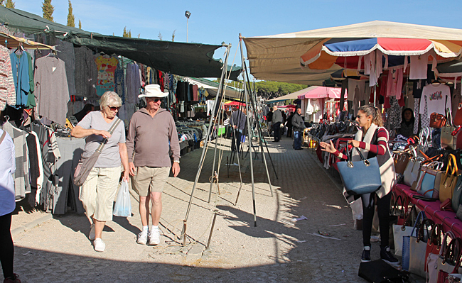 Marknadsdag i Fonte Santa innebär att fFörsäljarna fångar tilltänkta kunders uppmärksamhet på långt håll.