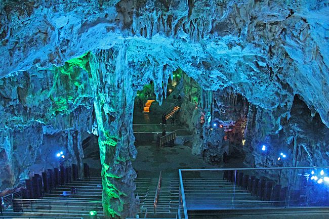 St Michaels Cave är ett nätverk med grottor av kalksten, som finns på Gibraltarklippan. Grottorna finns på en svindlande höjd av drygt 300 meter över havet. Den största kammaren som kallas Cathedral Cave har en underbar akustik och en scen samt ca 100 sittplatser.