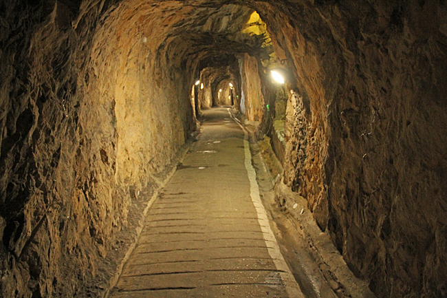 THE GREAT SIEGE TUNNELS Tunnlarna höggs ut ur klippan för hand under den stora belägringen som ägde rum mellan 1779-1783. Detta gjordes för att försvara Gibraltar mot de spanska och franska styrkor som försökte återta Gibraltar från britterna.