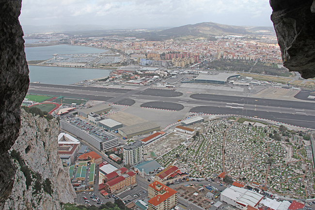 Utsikt genom en av kanongluggarna över flygets landningsbana och Spanska gränsen.