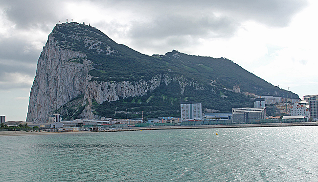 Den 426 meter höga klippan dominerar Gibraltar.