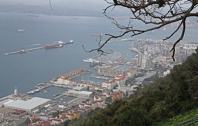 Aporna har en hänförande utsikt över Gibraltar åt väster.