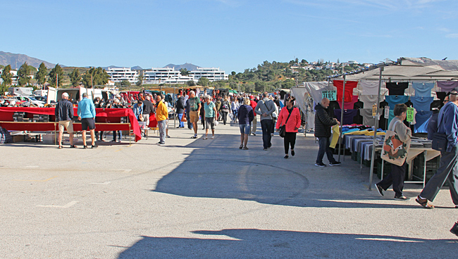 Marknadsdag i La Cala de Mijas, ganska glest med besökare tidig förmiddag.