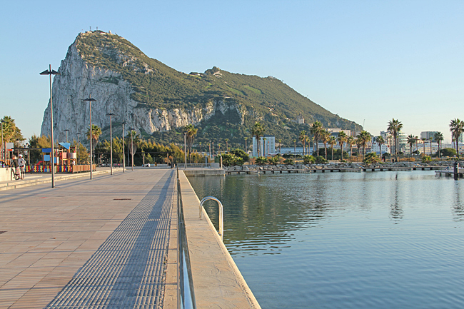 Den 426 meter höga Gibraltar klippan är synlig nästan överallt i La Línea.