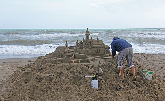 Längs promenaden finns många sandskulpturer. Här har skapandet av ett slott börjat.