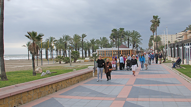 Från Östra sidan av Torremolinos och till hamnen i Benalmadena finns en strandpromenad hela vägen ca 7 km.