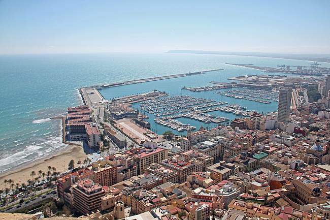 Hamnen i Alicante sedd uppe från fästningen.