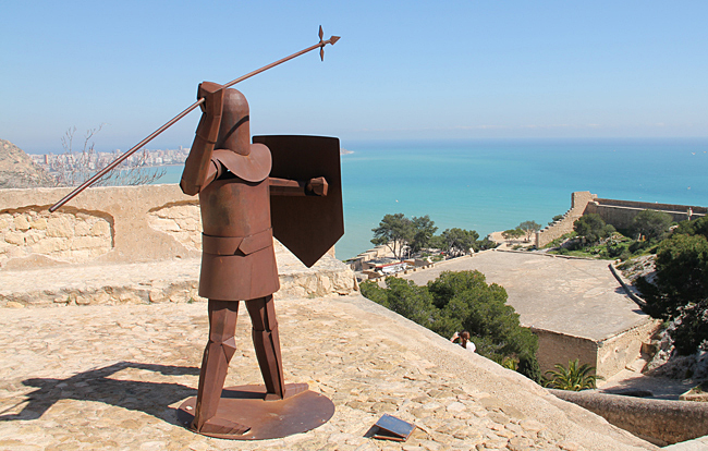 Staty i järn blickar ut över Medelhavet.