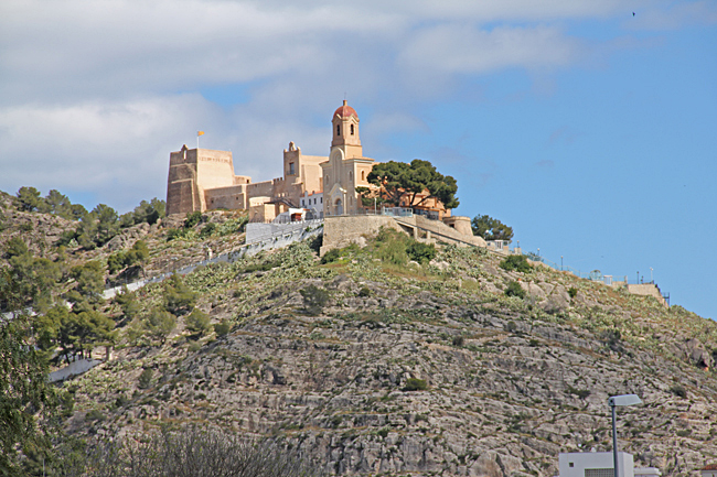 Fästningen ligger på toppen av en kulle.