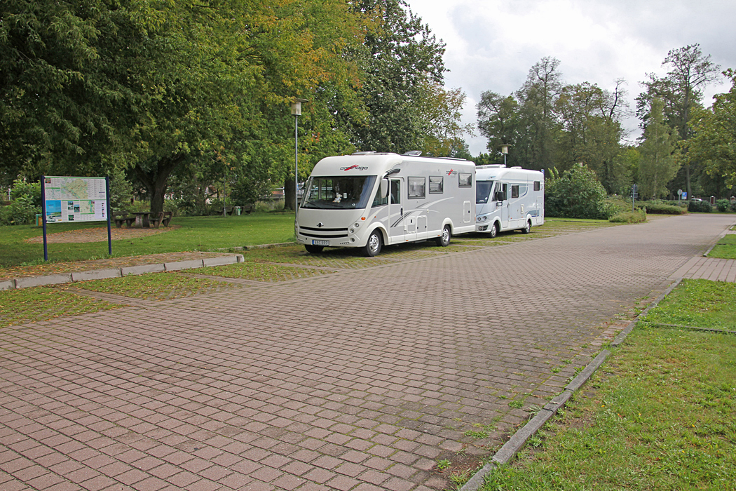 Ställplatsen i Kyritz är centralt belägen vid en park.