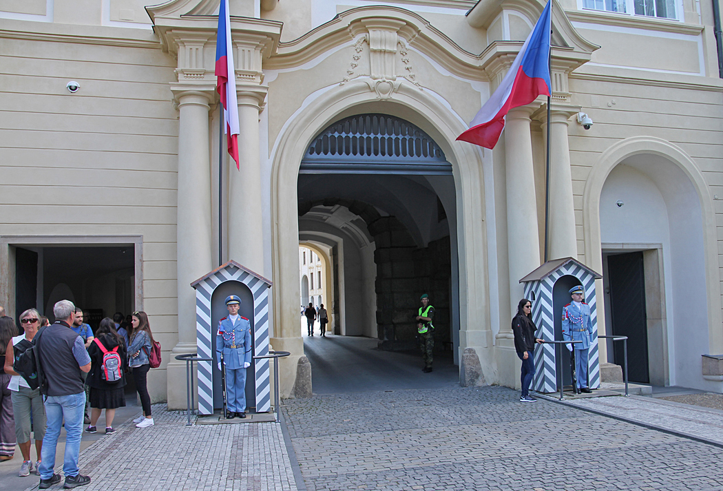 Vaktposter vid en av ingångarna till Pragborgen.