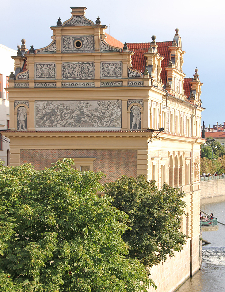 Det finns mängder med gamla byggnader, många av dem har vackra väggmålningar. Prag har världens bäst bevarade och varierande samlingar av arkitektur.